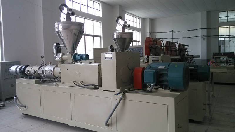 Máy đùn nhựa là gì? Nó hoạt động như thế nào?